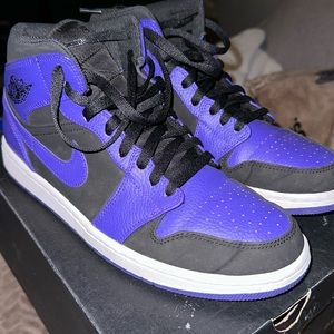 Air Jordan 1 Mid size 11 men.